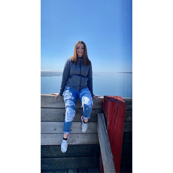 Meet your Posher, Kayla - Picture 1 of 1